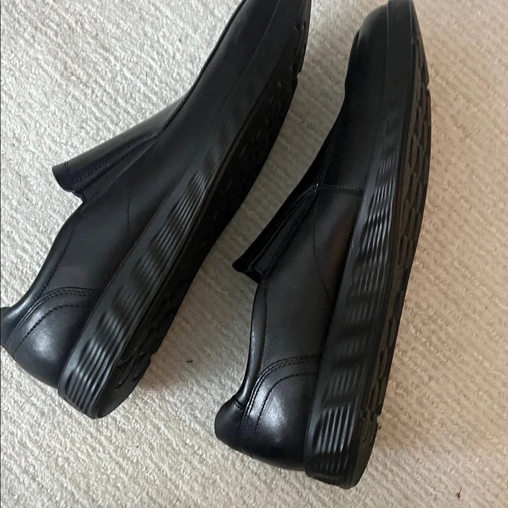 ECCO Men's Classic Black Slip-On Loafers - Picture 6 of 10